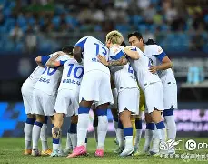 国内足球联赛悬念不断,强弱对决随时发生变化