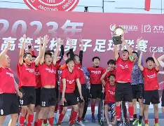 国内足球联赛悬念不断,强弱对决随时发生变化