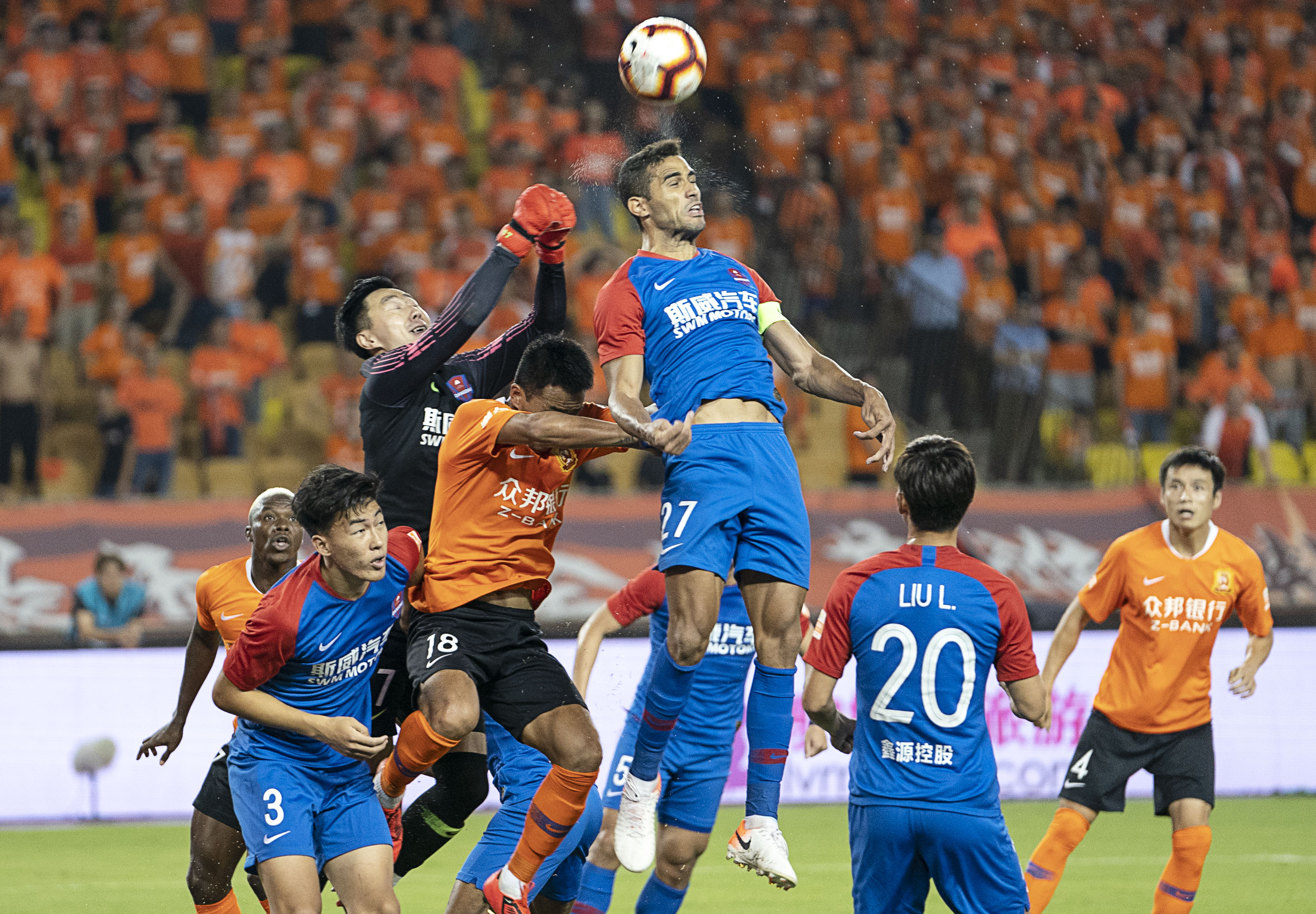 重庆斯威与恒大的足球比赛图文直播