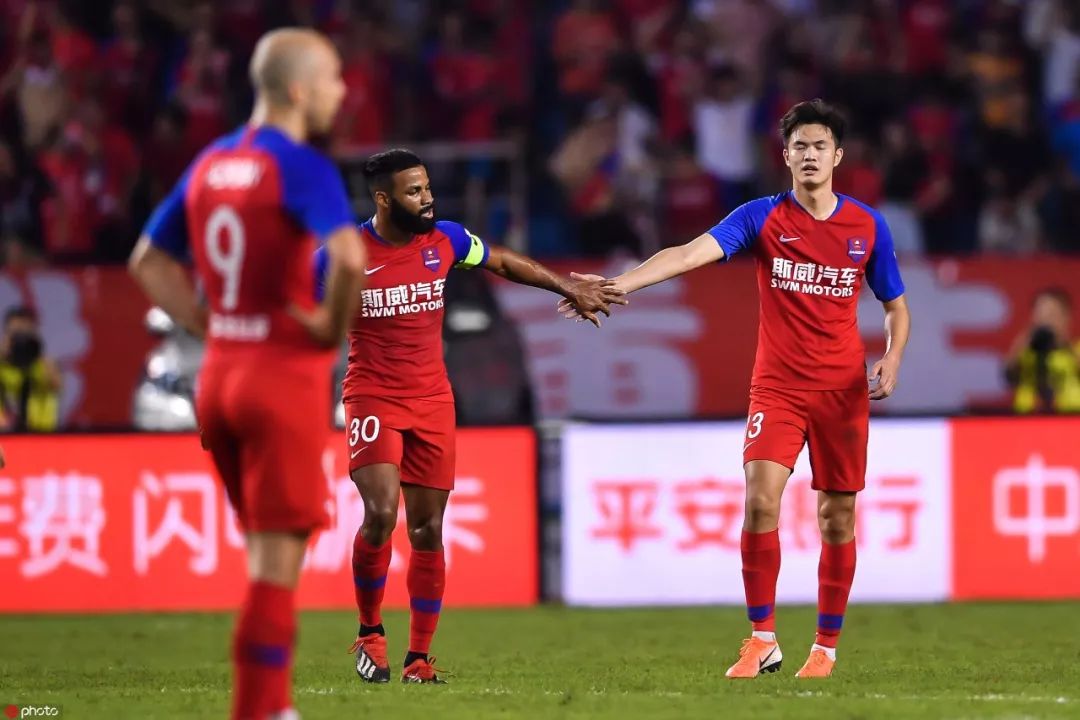 重庆斯威与恒大的足球比赛图文直播