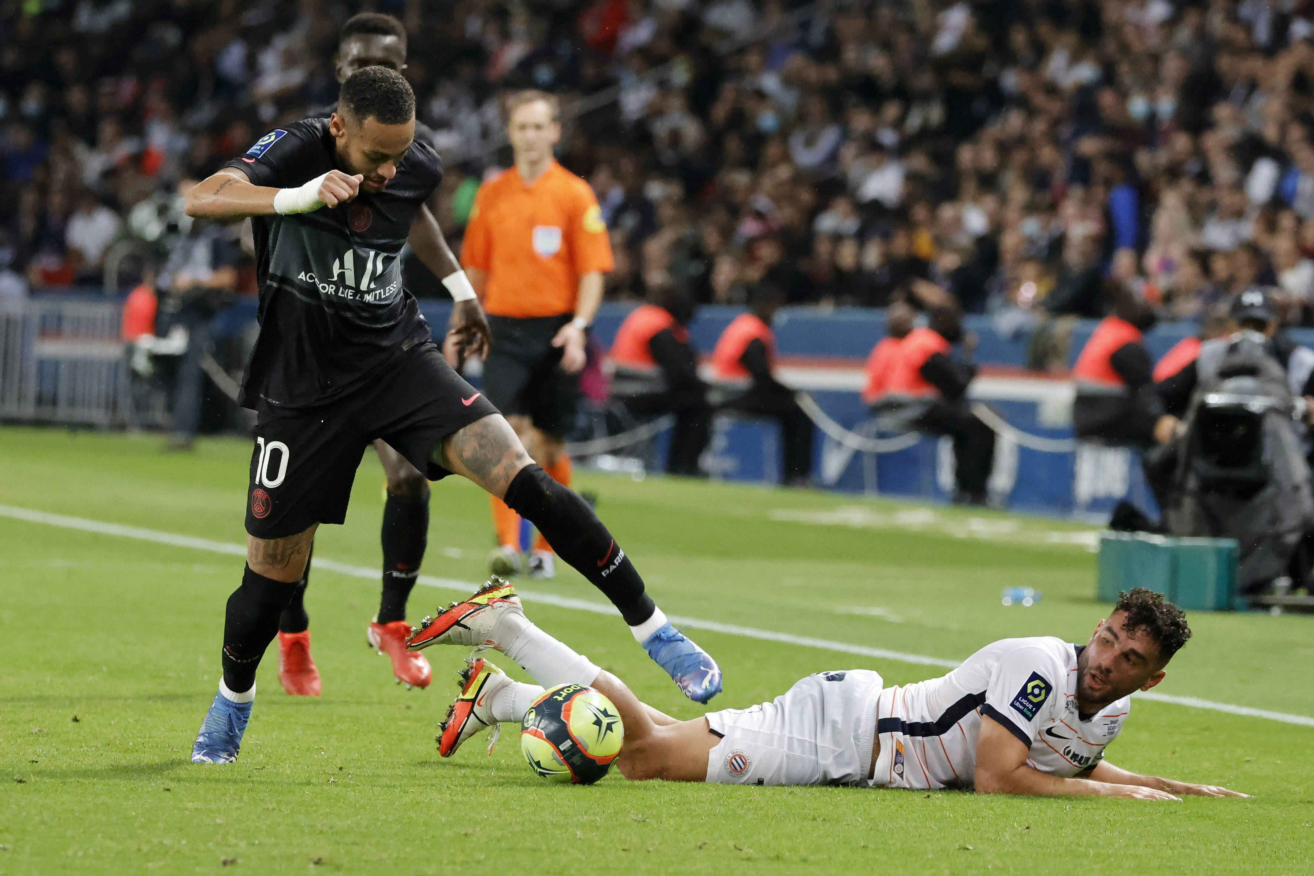 内马尔即将与巴黎续约四年